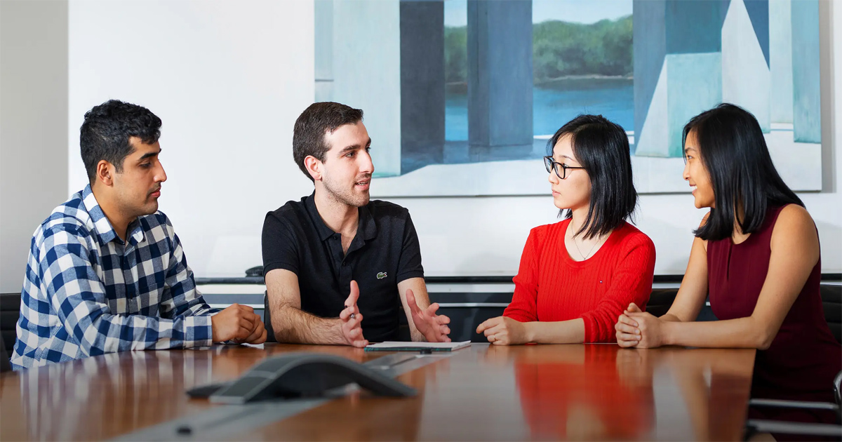 Associate thường xuyên tương tác với khách hàng hoặc đối tác kinh doanh