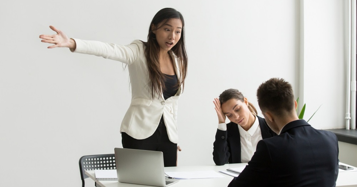 Người quản lý vi mô thường có những hành vi kiểm soát từng chi tiết nhỏ và độc đoán