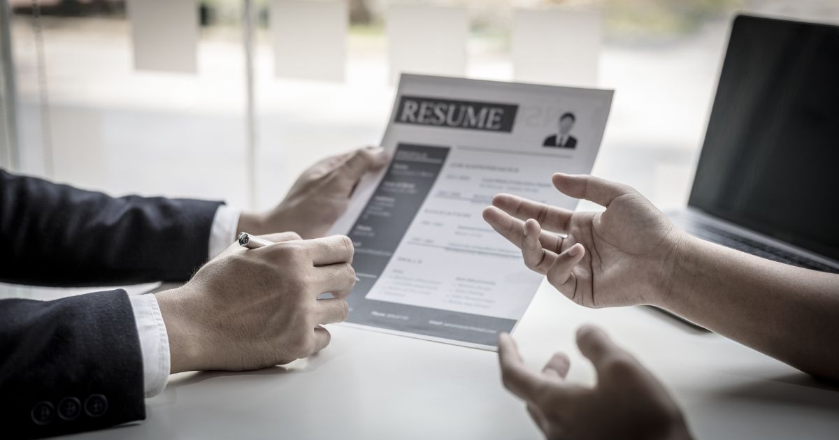 Quy trình Recruitment gồm các bước như tìm kiếm, lựa chọn và phỏng vấn ứng viên