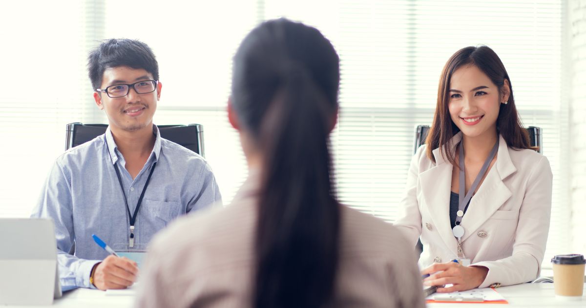 Tùy vào nhu cầu mà doanh nghiệp có thể lựa chọn nguồn ứng viên sẵn có hoặc thuê từ bên ngoài