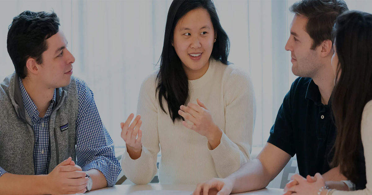 Người đảm nhiệm vị trí Associate cần có kỹ năng giao tiếp tốt