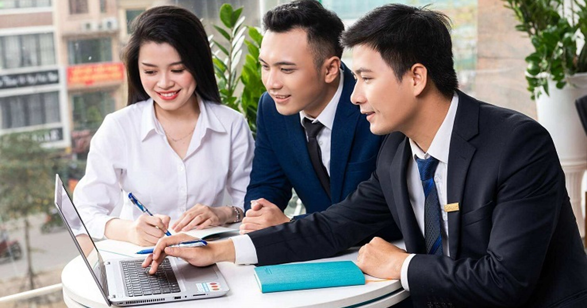 Vị trí Associate là bước đệm quan trọng giúp thăng tiến, mở rộng kỹ năng và xây dựng nền tảng cho các vai trò quản lý cao hơn